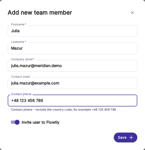 Il modulo per aggiungere un nuovo membro del team con nome, cognome, e-mail aziendale, e-mail di contatto e telefono di contatto, e l'opzione per invitare l'utente in Flowtly attivata.