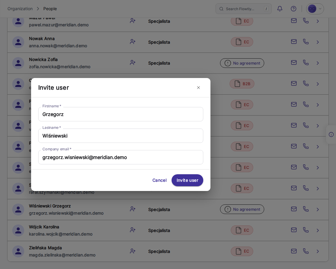 Elenco Team members con la finestra Invite user aperta, che mostra nome, cognome ed email aziendale